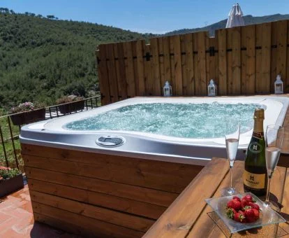 Jacuzzi exterior climatizado del spa de este precioso hotel rural.
