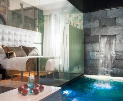 Una de las preciosas habitaciones con piscina privada de este hotel romántico.