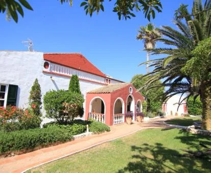 Hermoso agroturismo con amplia extensión de terrenos y animales de granja.