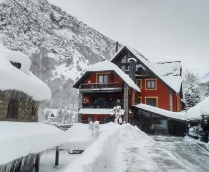 Precioso edificio de este hotel en la nieve.