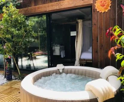 Precioso jacuzzi privado en el exterior de este apartamento independiente.