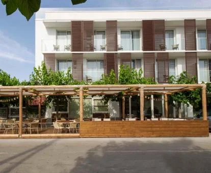 Edificio de este acogedor hotel boutique con terraza y comedor exterior.