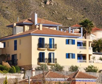 Edificio de este coqueto hotel boutique en una ubicación tranquila para descansar.