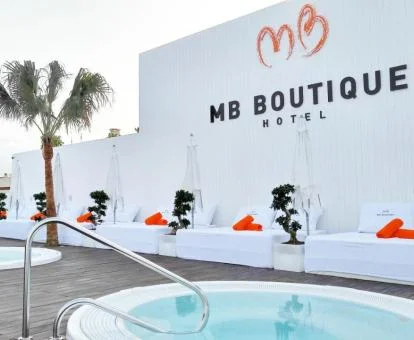 Terraza solarium con jacuzzis exteriores de este hotel romántico.