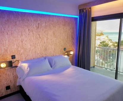 Una de las acogedoras habitaciones dobles con balcón y vistas de este coqueto hotel boutique.