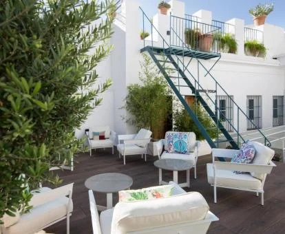 Una de las terraza con mobiliario exterior del hotel.