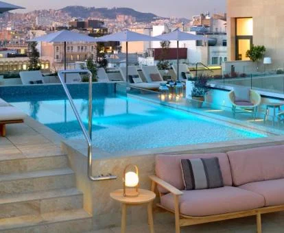 Terraza con piscina y vistas a la ciudad de este fabuloso hotel.