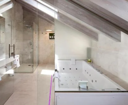 Bañera de hidromasaje privada del este precioso apartamento ático.