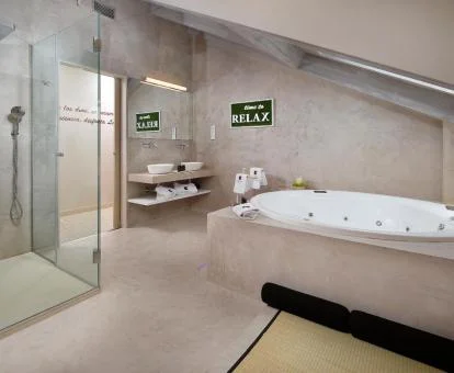 Baño con jacuzzi privado de uno de los preciosos apartamentos solo para adultos de este establecimiento.