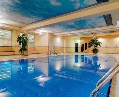 Amplia piscina cubierta de las instalaciones de spa de este hotel.