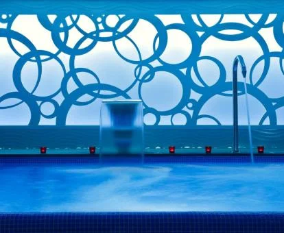 Piscina cubierta con chorros del spa del hotel.