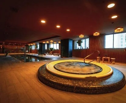 Zona de aguas de este precioso spa con terapias basadas en el cobre.