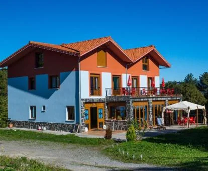 Edificio de este bello hotel rural con zonas exteriores.