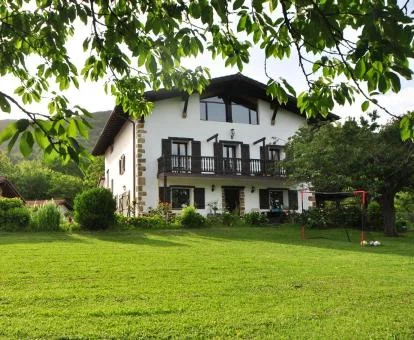 Edificio de este hotel rural con grandes jardines.