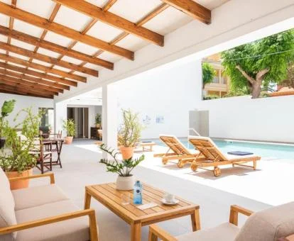 Agradable zona exterior con mobiliario y piscina de este hotel boutique.