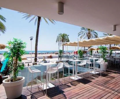 Terraza con comedores exteriores y vistas al mar de este hotel con encanto.