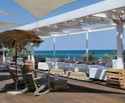 Terraza solarium con vistas al mar de este precioso hotel solo para adultos.