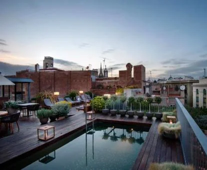 Fabulosa terraza solarium con piscina de este coqueto hotel boutique.