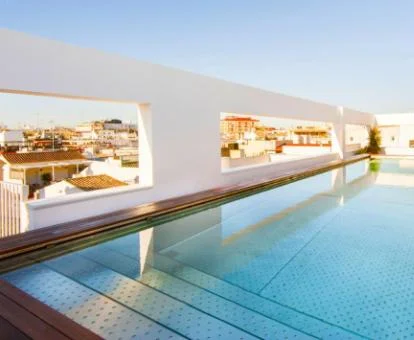 Acogedora piscina con vistas a la ciudad de este precioso hotel boutique.