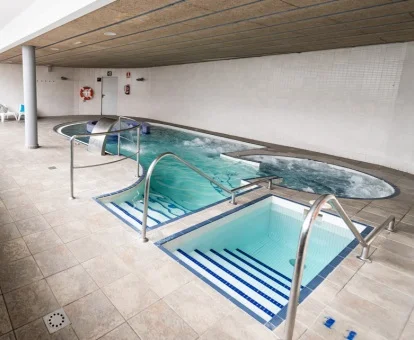 Zona de aguas con hidroterapia en funcionamiento del spa de este hotel.
