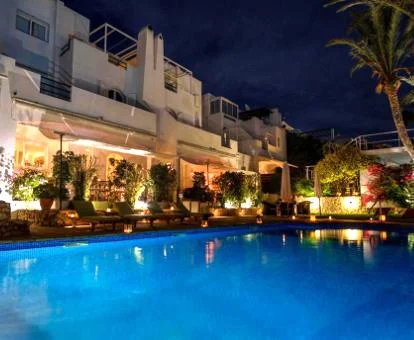 Edificio de este hotel boutique con piscina y mobiliario exterior.