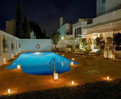 Zona exterior de este hotel romántico con piscina al aire libre.