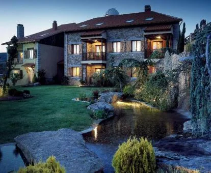 Edificio rodeado de bellos jardines de este precioso hotel rural.