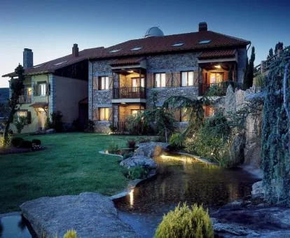 Precioso hotel con encanto rodeado de jardines.