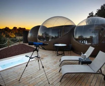 Una de las coquetas habitaciones burbuja con terraza y bañera de hidromasaje privada en el exterior.