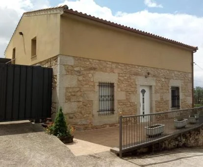 Coqueta casa independiente en un entorno rural ideal para descansar.