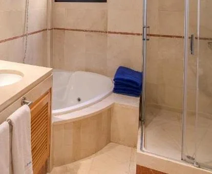 Baño con bañera de hidromasaje privada del ático superior de dos dormitorios con aparcamiento y spa.
