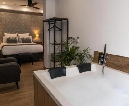 Amplio jacuzzi privado cerca de la cama de este coqueto apartamento independiente.