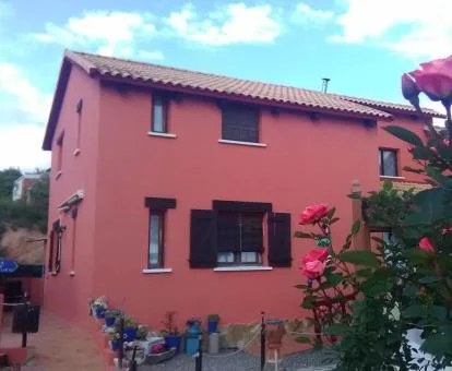 Edificio de este hotel rural solo para adultos con amplia zona exterior.