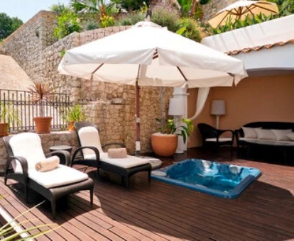 Terraza con jacuzzi privado de una de las suites de este elegante hotel.