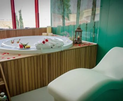 Agradable zona de bienestar con jacuzzi y vistas al exterior.