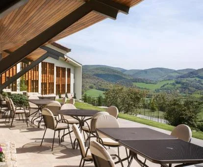 Terraza con mobiliario y vistas a la naturaleza de este coqueto hotel boutique.