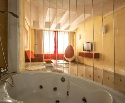 Bañera de hidromasaje privada de la suite junior con vistas al mar del hotel.