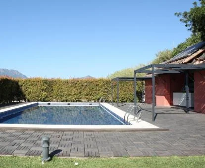 Piscina exterior de este hotel rural solo para adultos rodeado de naturaleza.