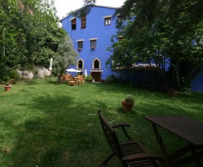 Hotel con encanto con amplios jardines.