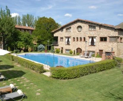 Edificio rural de este hotel solo para adultos con amplios jardines y piscina exterior.