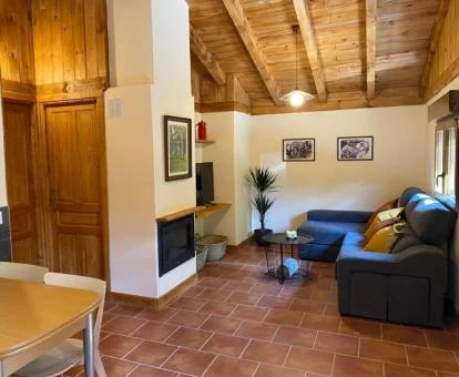 Sala de estar de una de las acogedoras casas rurales independientes de este establecimiento.