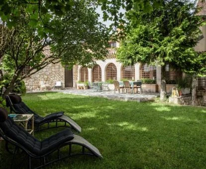 Bellos jardines con mobiliario exterior de este hotel con encanto.