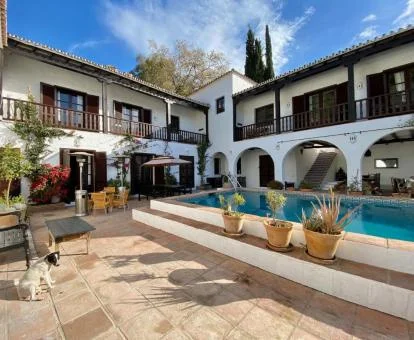 Patio interior con terraza y piscina de este hotel boutique.