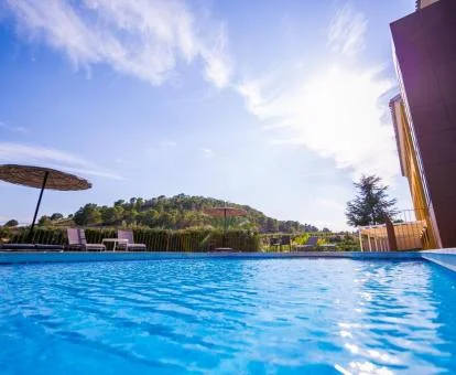 Amplia piscina con vistas a la naturaleza de este hotel romántico.