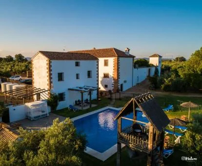 Coqueto hotel rural con piscina exterior y zonas al aire libre.