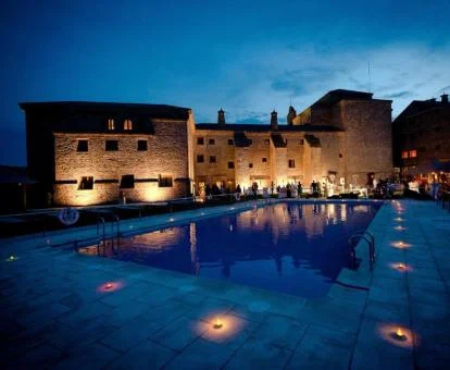 Precioso hotel romántico y gran piscina exterior.