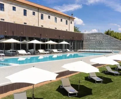 Zona exterior con jardín y piscina al aire libre de este hotel con encanto.