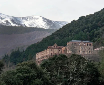 Edificio de este espectacular hotel rural en medio de las montañas.