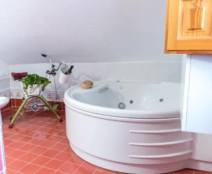 Precioso jacuzzi circular de este apartamento dúplex.