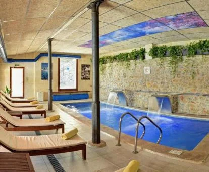Piscina con chorros de hidroterapia del centro de spa del hotel.